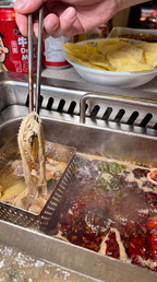 All You Can Eat Hotpot bei Kylin Hotpot Dreieich – frische Nudeln werden in aromatischer Hotpot Brühe gegart und nach persönlichem Geschmack kombiniert