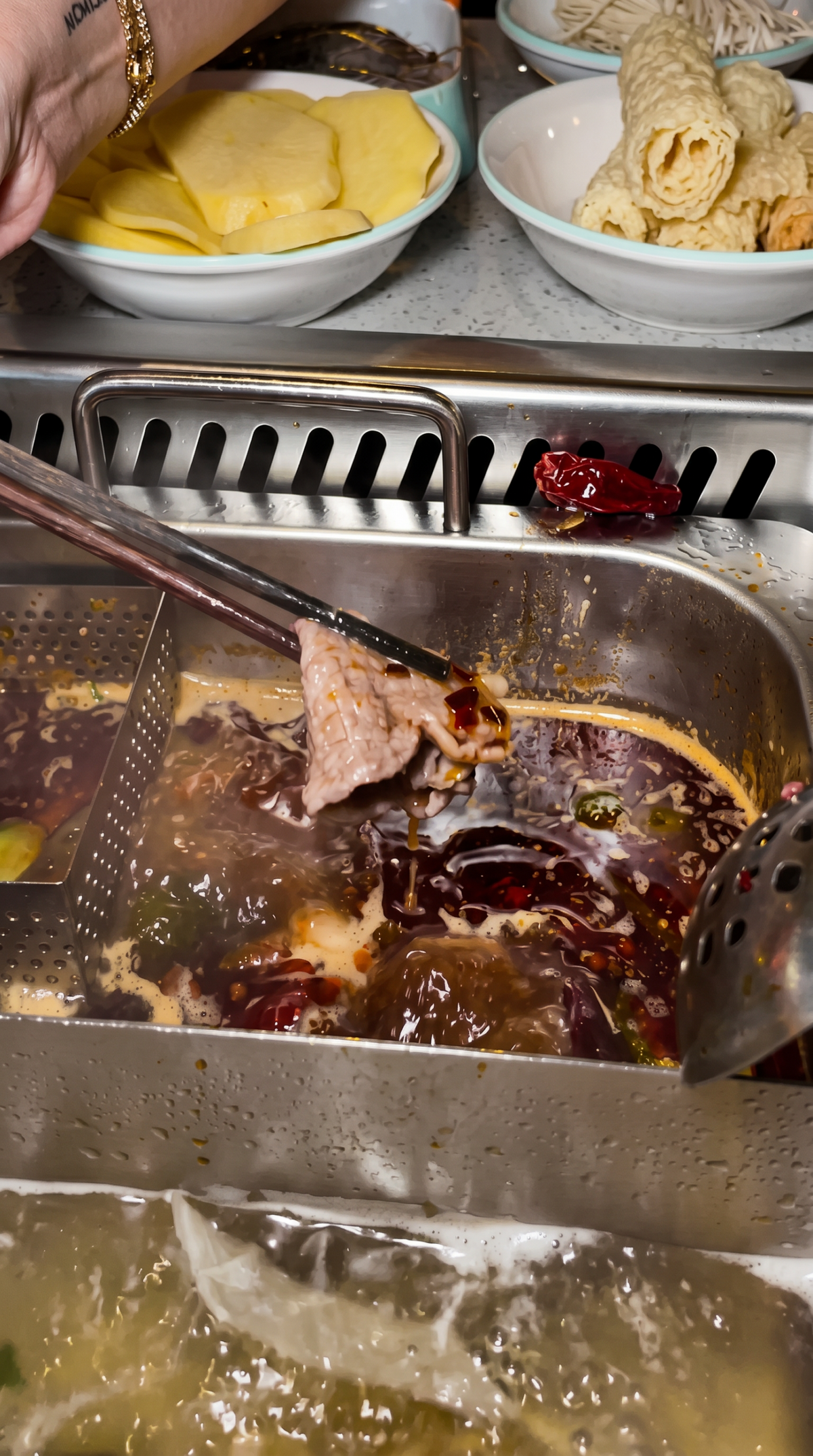All You Can Eat Hotpot bei Kylin Hotpot Dreieich – zartes Fleisch wird in einer aromatischen Hotpot Brühe gegart und mit frischen Zutaten kombiniert