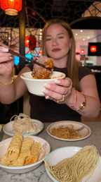 All You Can Eat Hotpot bei Kylin Hotpot Dreieich – Gast stellt sich eine Schale mit frisch gegarten Zutaten aus dem Hotpot nach eigener Auswahl zusammen