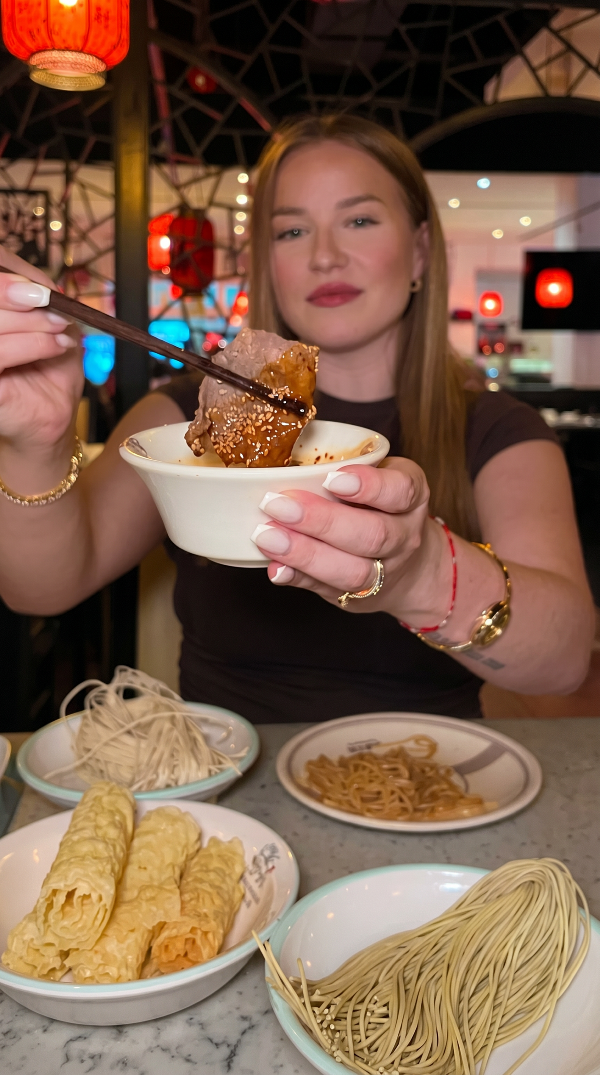 All You Can Eat Hotpot bei Kylin Hotpot Dreieich – Gast stellt sich eine Schale mit frisch gegarten Zutaten aus dem Hotpot nach eigener Auswahl zusammen