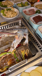 All You Can Eat Hotpot bei Kylin Hotpot Dreieich – frische Garnelen werden im Hotpot gegart und mit verschiedenen Brühen, Saucen und Zutaten kombiniert