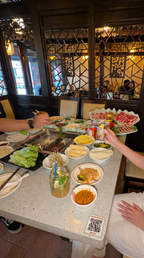 All You Can Eat Hotpot bei Kylin Hotpot Dreieich – Gäste genießen gemeinsam eine große Auswahl an Fleisch, Gemüse, Brühen, Nudeln und Beilagen am Tisch