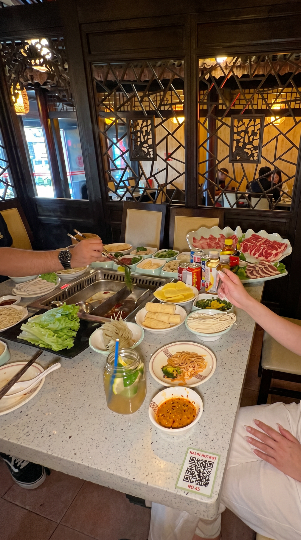 All You Can Eat Hotpot bei Kylin Hotpot Dreieich – Gäste genießen gemeinsam eine große Auswahl an Fleisch, Gemüse, Brühen, Nudeln und Beilagen am Tisch