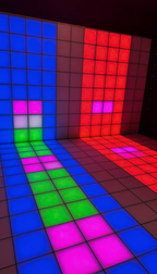 Leuchtender Pixel Room bei Room Escape Frankfurt mit farbigen Bodenfeldern und Wandelementen für ein interaktives Spielerlebnis