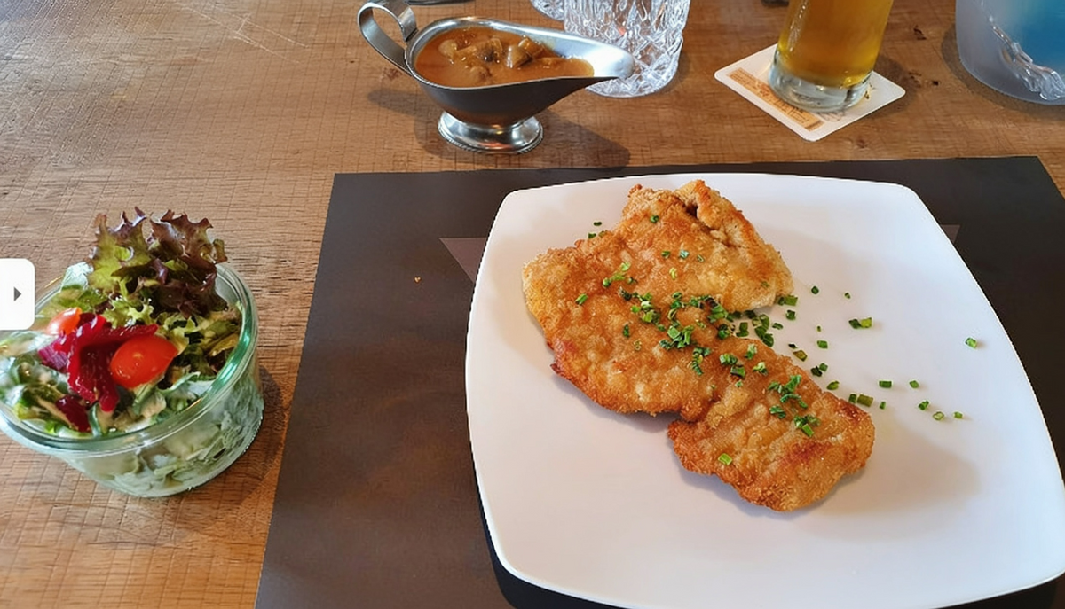 Jägerschnitzel mit Salat