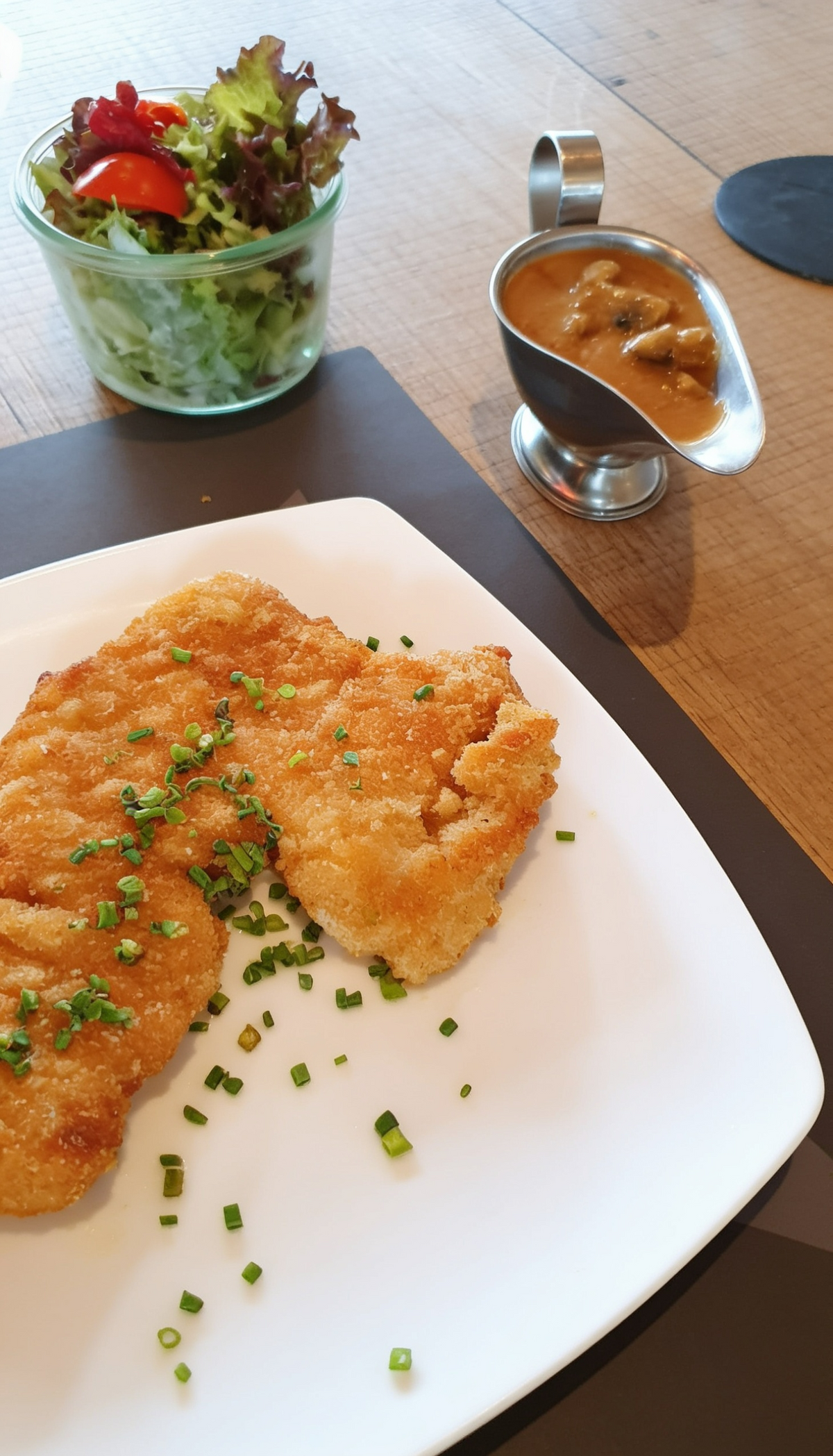 Jägerschnitzel mit Salat