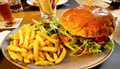 Burger Menü bei Westermanns Restaurant und Hotel in Lünen mit frisch serviertem Burger, Pommes, Salat und Getränk auf dem Tisch