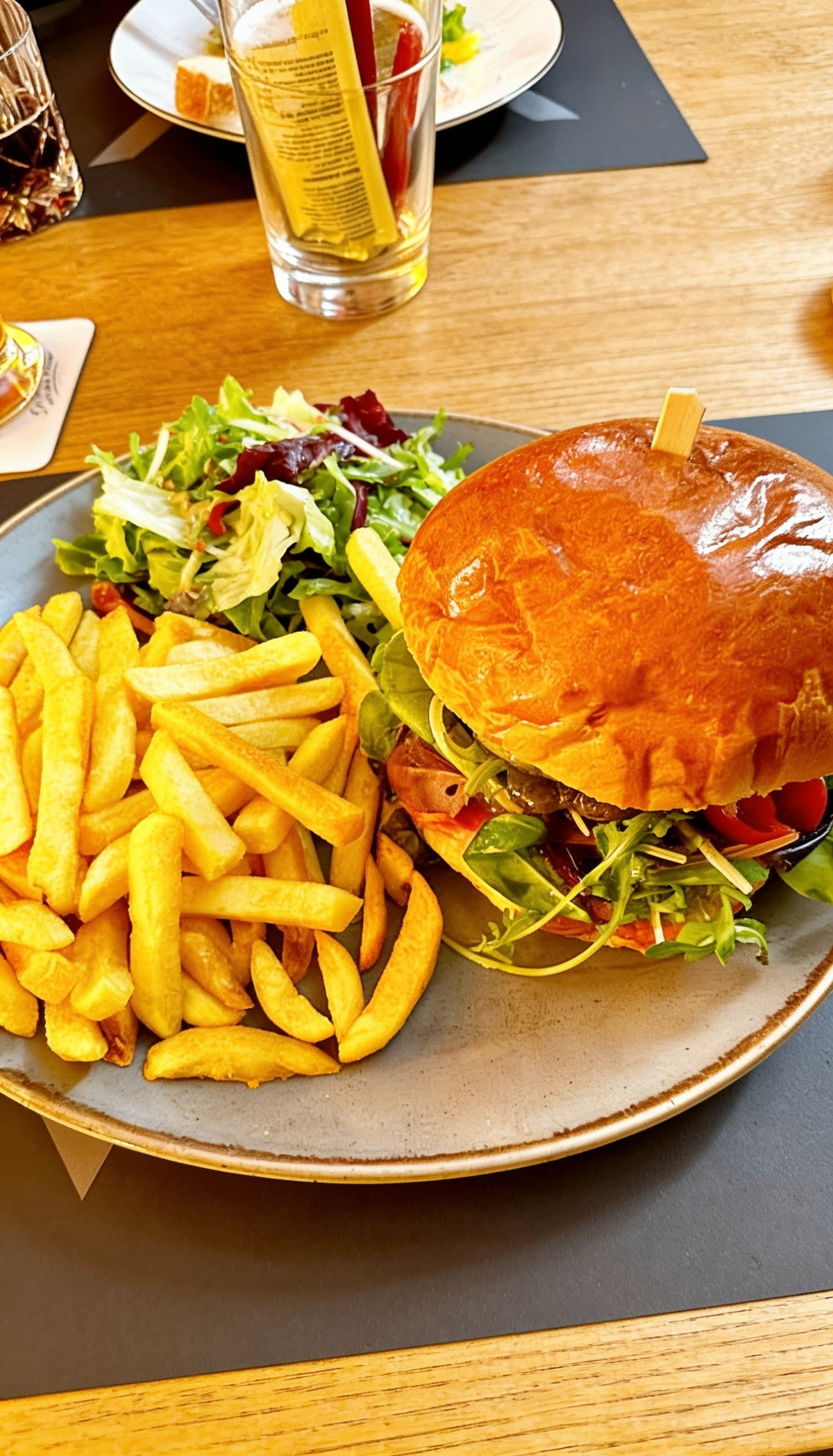 Burger Menü bei Westermanns Restaurant und Hotel in Lünen mit frisch serviertem Burger, knusprigen Pommes und gemischtem Salat auf einem Teller