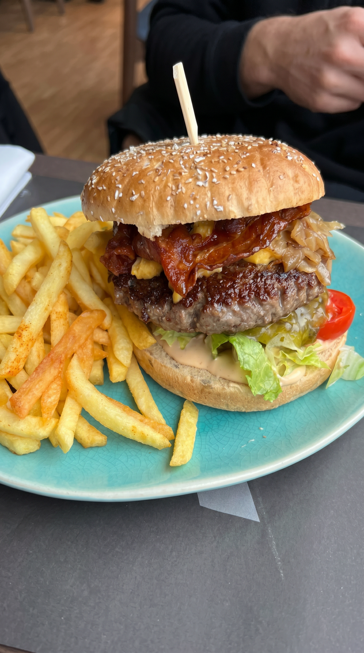 Burger Menü mit Salat