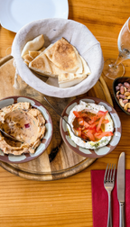 Mezze Dips bei Al Moudyaf in Wuppertal mit Fladenbrot, frischem Salat, Hummus und weiteren orientalischen Vorspeisen auf dem Tisch