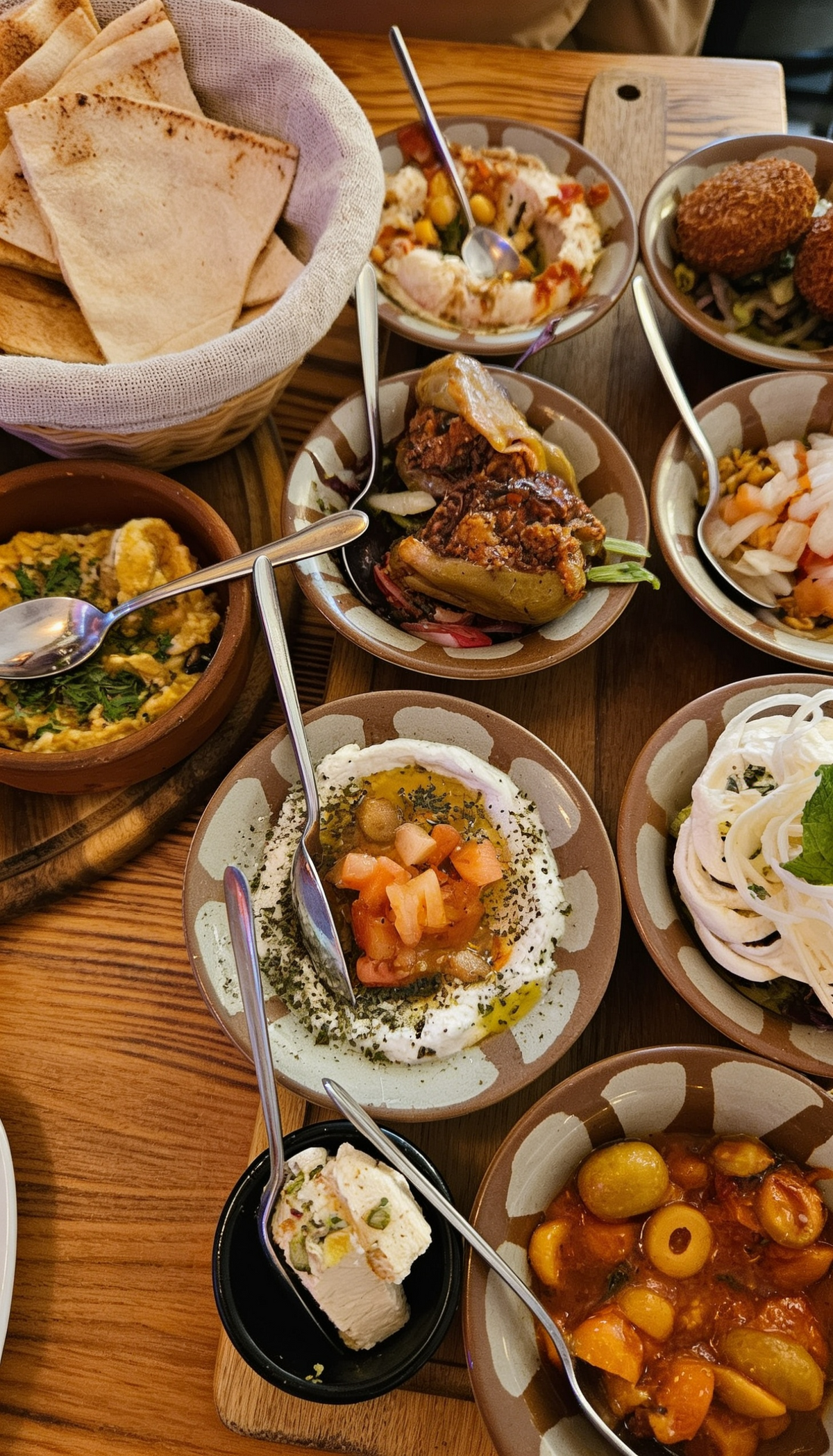 Orientalische Mezze Auswahl bei Al Moudyaf in Wuppertal mit verschiedenen kleinen Vorspeisen, Dips, Gemüse und Spezialitäten auf einem gedeckten Tisch