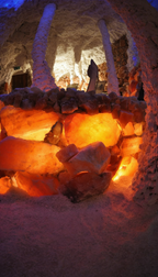 Warme Salzkristalle in der Salzgrotte Oberhausen für eine entspannende Sole Inhalation in ruhiger Atmosphäre