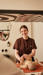 Fachkraft bei Maela Baby Spa Düsseldorf im liebevoll eingerichteten Spa Raum für Baby Massage und entspannte Wohlfühlmomente mit dem Baby