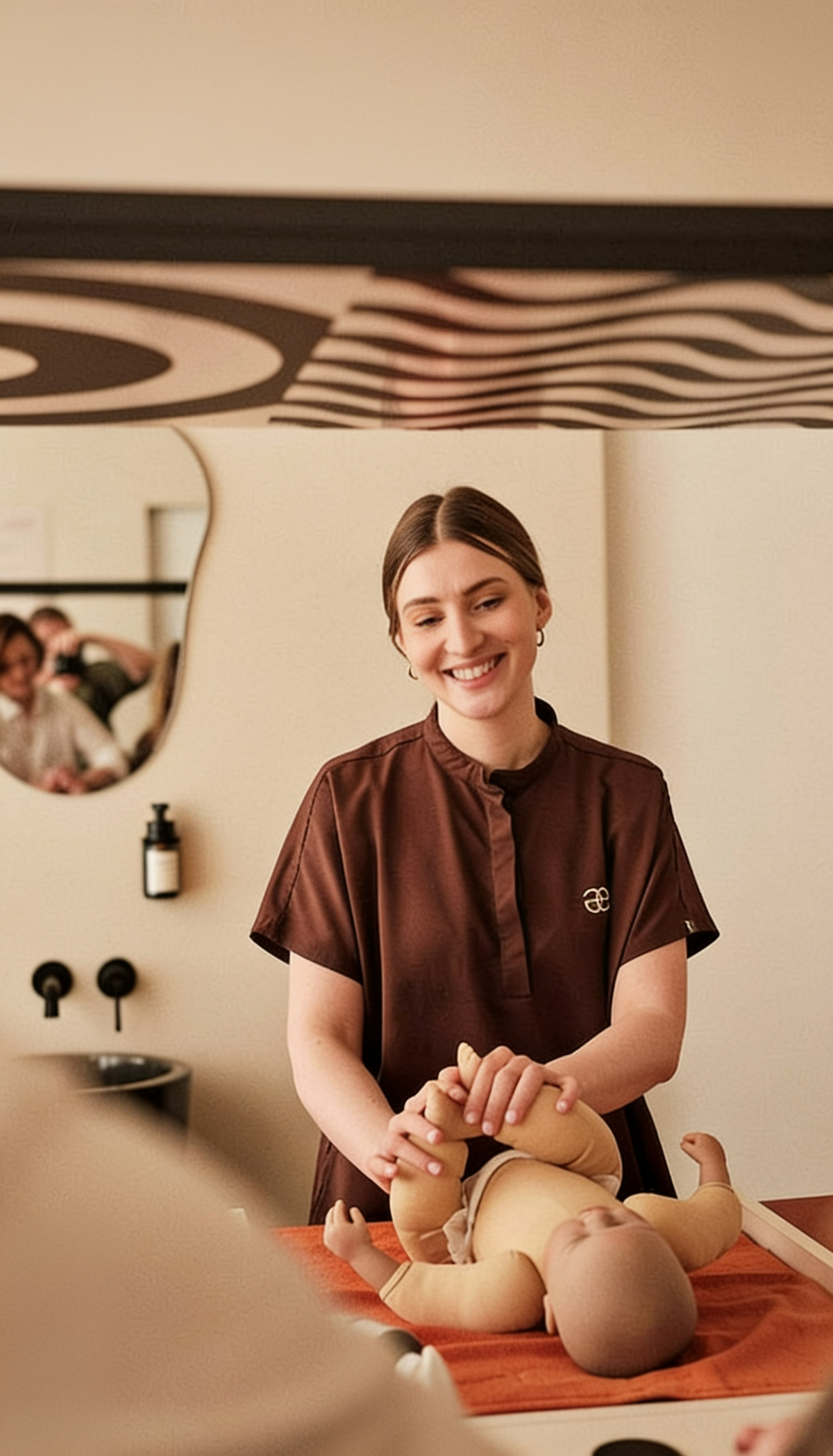 Fachkraft bei Maela Baby Spa Düsseldorf im liebevoll eingerichteten Spa Raum für Baby Massage und entspannte Wohlfühlmomente mit dem Baby
