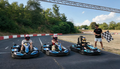 Karts in Startaufstellung bei Raceworld Kerpen mit mehreren Fahrern auf der Outdoor Rennstrecke kurz vor dem Start des Kart Rennens