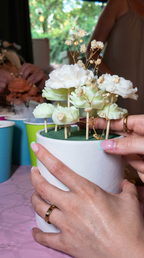 Florale Kerzenblüten beim Workshop im Atelier Ma vie in Essen, die von Hand arrangiert und zu einem persönlichen Wachs Blumenstrauß zusammengestellt werden