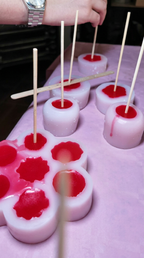 Wachsrohlinge beim Workshop im Atelier Ma vie in Essen, bei dem flüssiges Wachs in Silikonformen gegossen und für florale Kerzenblüten vorbereitet wird
