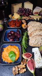 Charcuterie Platte bei Meeting die Brunchery in Dortmund mit Brot, Oliven, Dips, Käse, Feigen und herzhaften Snacks auf einem angerichteten Board