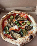fenfrische Pizza mit gegrilltem Gemüse wie Zucchini und Aubergine, Tomatensauce und Mozzarella in einer Pizzabox von Tr3minuti Frankfurt