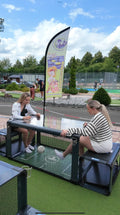 Zwei Frauen spielen an einem Outdoor-Fußballtisch mit durchsichtiger Spielfläche im Sport- und Freizeitpark in Limburg-Linter