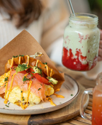 Sandwich mit Lachs, Avocado und Käse, dazu ein Erdbeer-Smoothie im Sorella Gelsenkirchen