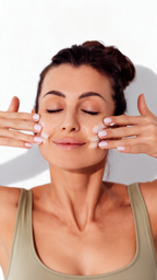 Face Yoga Workshop bei Nice Facial in Berlin mit einer Frau, die sanfte Massagebewegungen im Gesicht ausführt und die Hautpflege Anwendung zeigt
