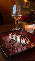 Tiramisu mit Schokoladensauce und einem Glas Wein im Restaurant Da Paolo 2 in Dortmund