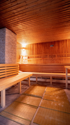 Saunaraum im Orientalischen Hamam Wuppertal mit warmem Holzinterieur, gemütlichen Sitzbänken und entspannter Wellness Atmosphäre