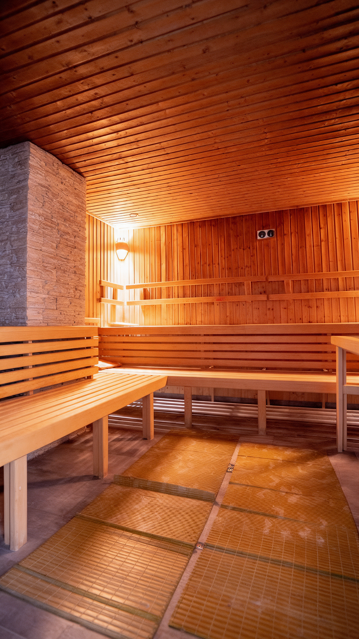 Saunaraum im Orientalischen Hamam Wuppertal mit warmem Holzinterieur, gemütlichen Sitzbänken und entspannter Wellness Atmosphäre
