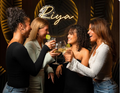 Vier Frauen stoßen mit Cocktails in der Riya Café Bar in Duisburg an