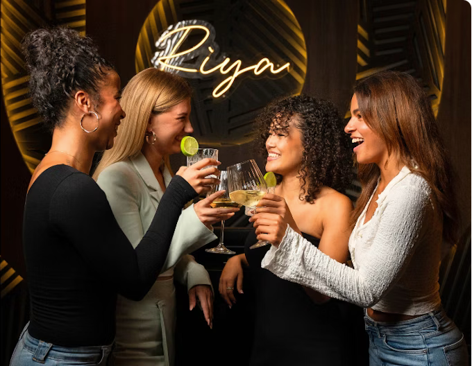 Vier Frauen stoßen mit Cocktails in der Riya Café Bar in Duisburg an