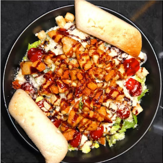 Frischer Salat mit Hähnchenstücken, Tomaten und Brot in der Riya Café Bar Duisburg