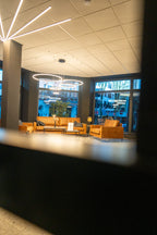 Heller Loungebereich mit Ledersofas und modernen Lampen im T-Flex Fitnessstudio Dortmund