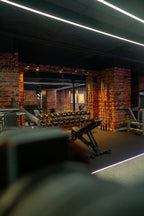 Trainingsbereich mit Kraftgeräten und Freihanteln im T-Flex Fitnessstudio Dortmund