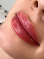 Frisch pigmentierte Lippen nach einer Permanent Make-up Behandlung in Nahaufnahme