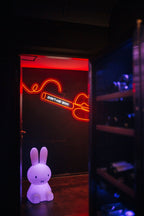 Neon-Schild und Miffy-Figur im stylischen Ambiente von Oishinbo Dortmund