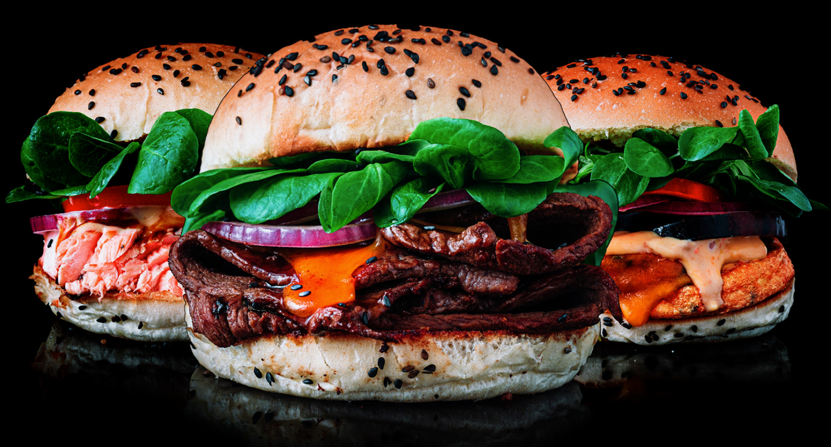 Fusion Burger mit zartem Fleisch, Rucola und scharfer Sauce bei Fave Fusion Düsseldorf