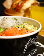 Frische Poké Bowl mit Lachs, Gurke und Reisnudeln bei Fave Fusion Düsseldorf