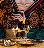 Eleganter Tisch mit Champagner und kunstvoller Wandbemalung im Zweigleisig Düsseldorf