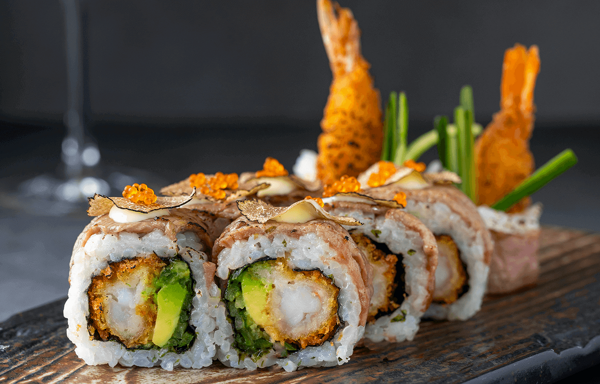 Fein angerichtete Sushi Rolls mit Tempura-Garnelen und Avocado im Zweigleisig Düsseldorf