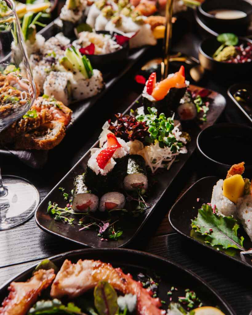 Auswahl feiner Sushi-Variationen auf schwarzen Tellern im DEN Restaurant Düsseldorf