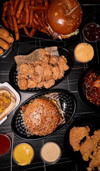 Auswahl an Burgern, Chicken Bites und Beilagen im Chickenhood Datteln von oben fotografiert