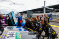 Frauen-Boxenteam von WS Racing bewegt Rennfahrzeug in der Boxengasse