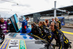 Frauen-Boxenteam von WS Racing bewegt Rennfahrzeug in der Boxengasse