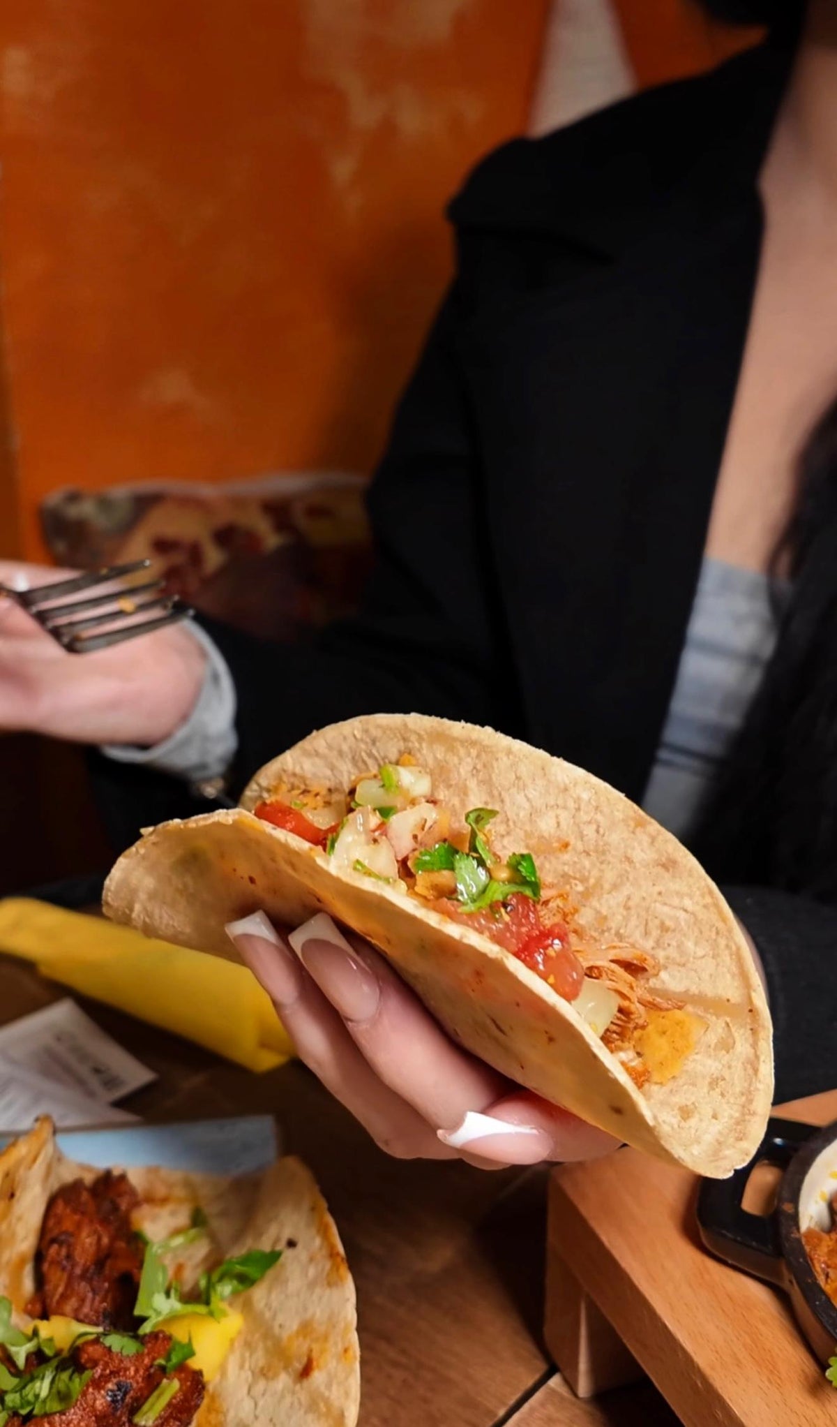 Nahaufnahme eines frischen Tacos mit Gemüsefüllung im Tequilaria Bochum
