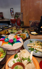 Reich gedeckter Tisch mit mexikanischen Gerichten und buntem Sombrero im Tequilaria Bochum