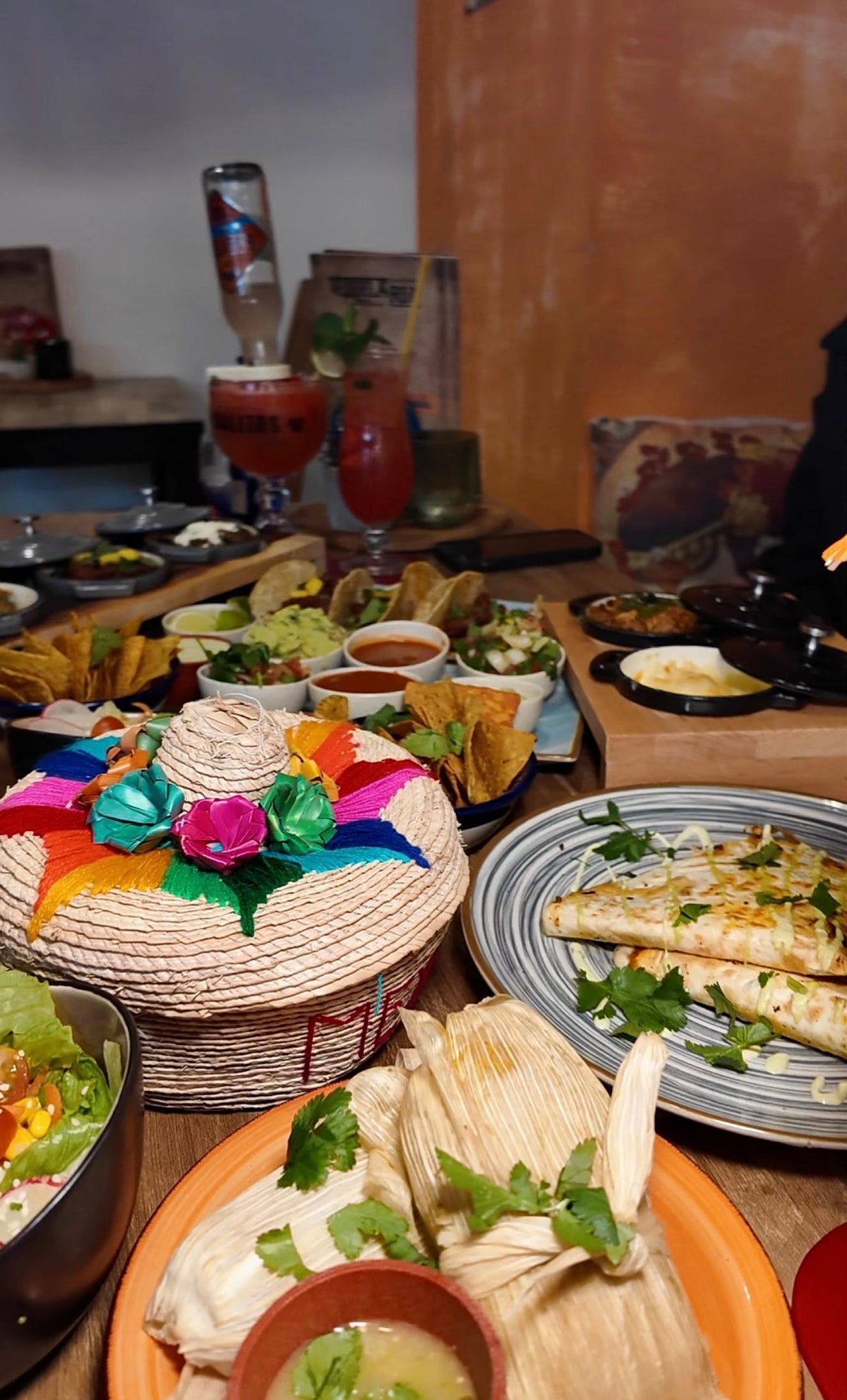 Reich gedeckter Tisch mit mexikanischen Gerichten und buntem Sombrero im Tequilaria Bochum