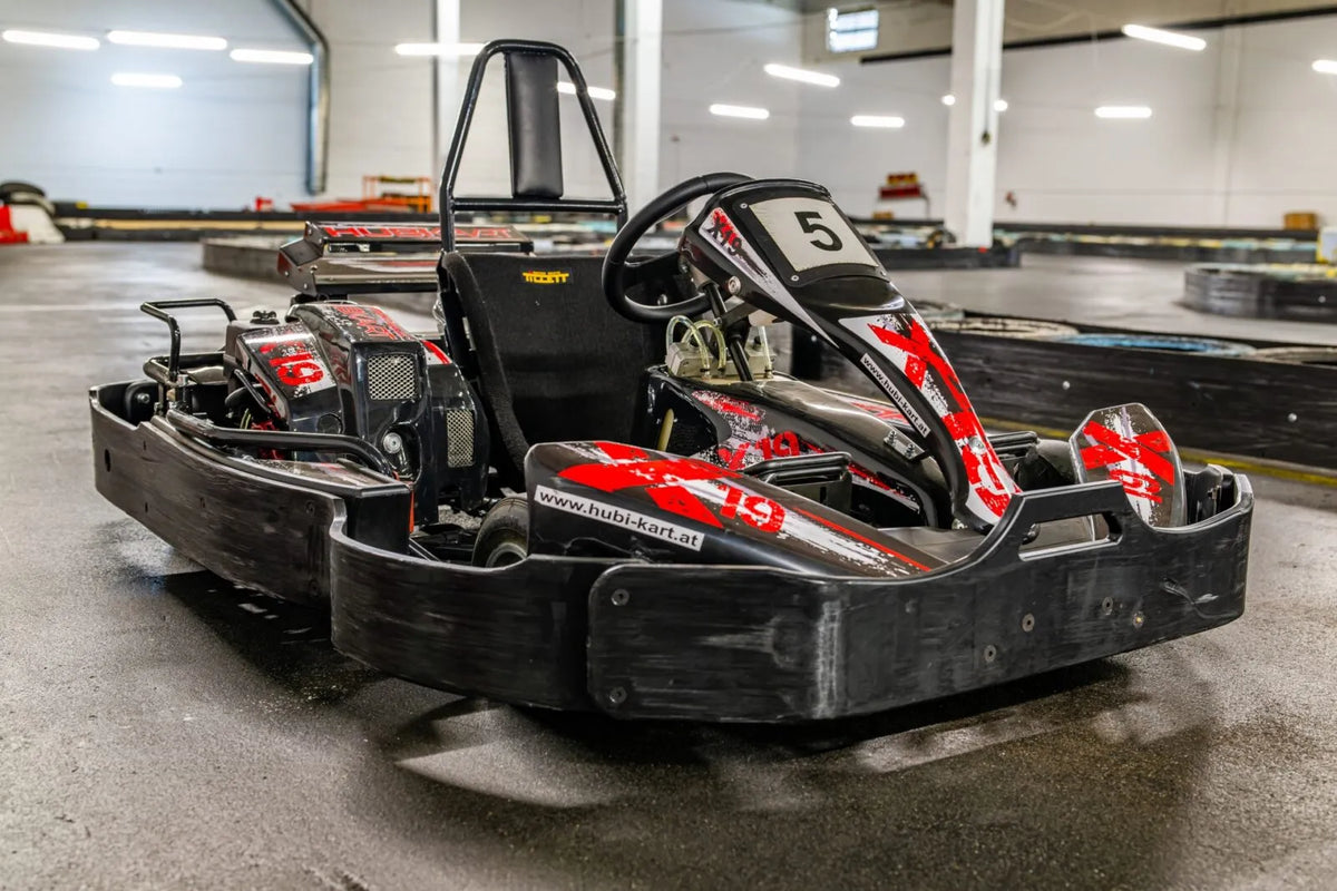 Detailaufnahme eines roten Renn-Karts mit Startnummer 5 auf der Indoor-Strecke der Kartbahn Hungen