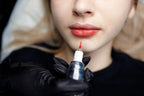 Nahaufnahme einer Frau während einer Lippenpigmentierung mit Permanent Make-up, die Farbe wird präzise aufgetragen
