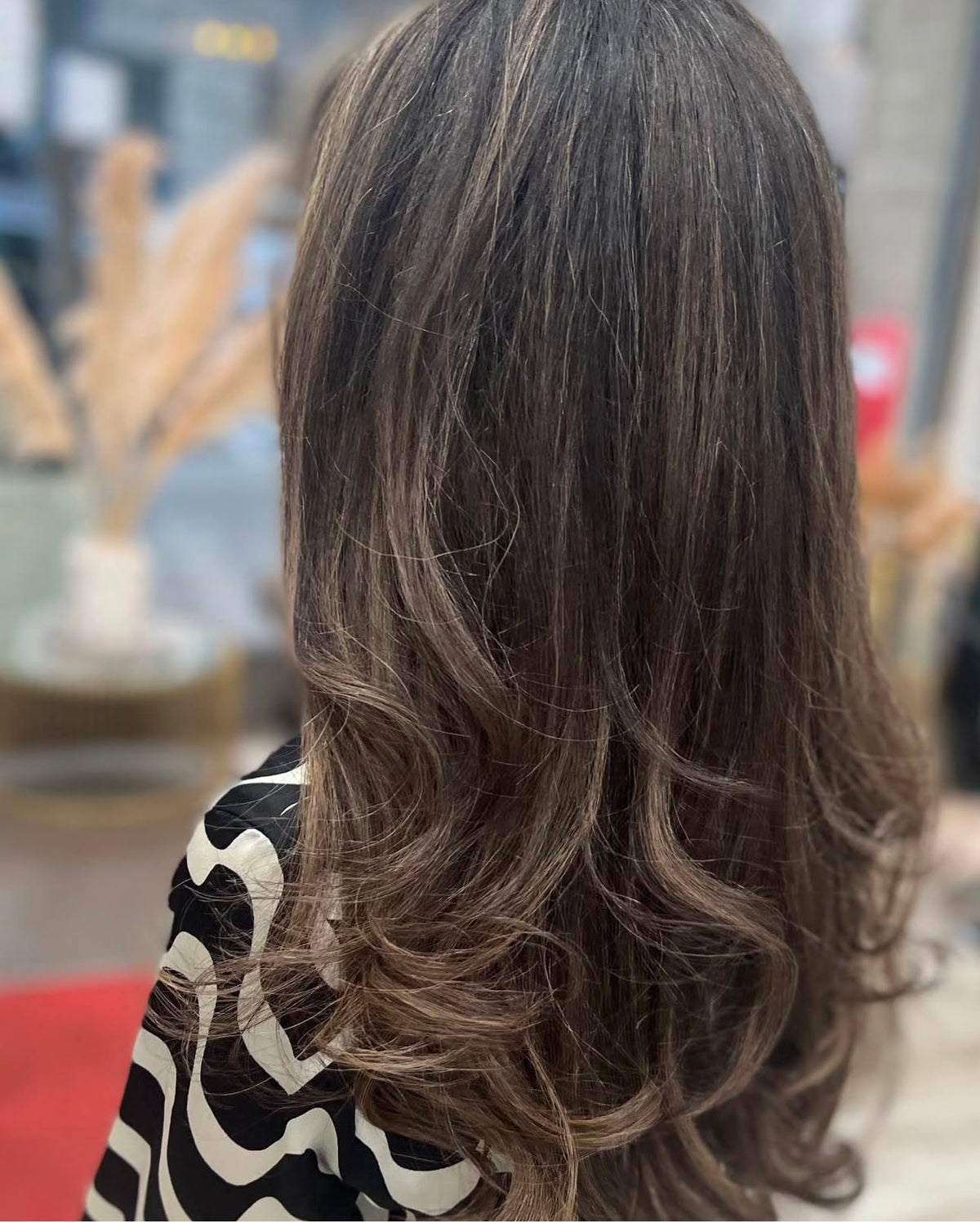 Frisch gestylte lange Haare mit sanften Wellen bei Miraz Hair & Beauty Dortmund